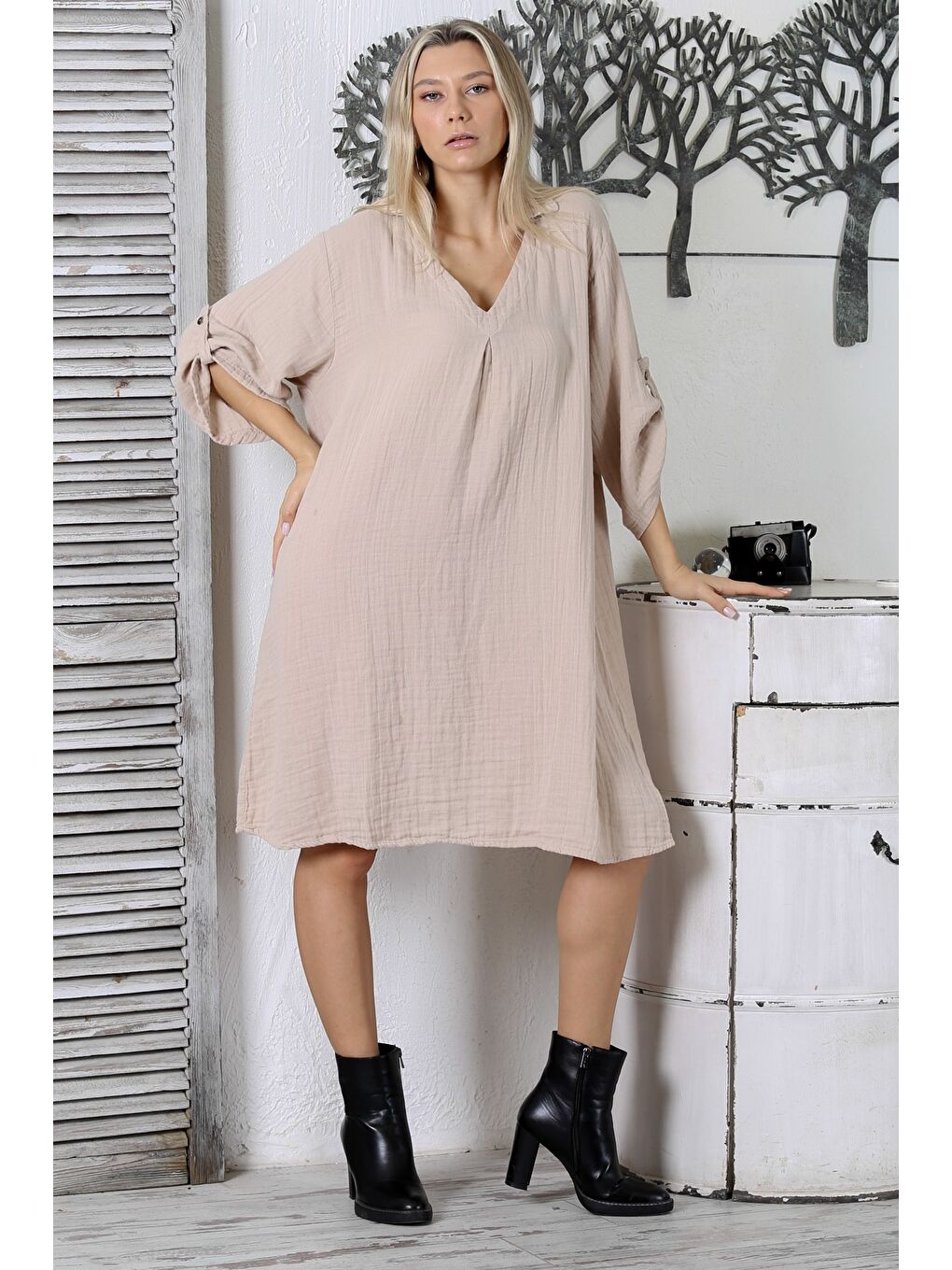 Bej V Yaka Düğmeli 3/4 Kol Müslin Comfort Dokuma Geniş Kesim Elbise-4