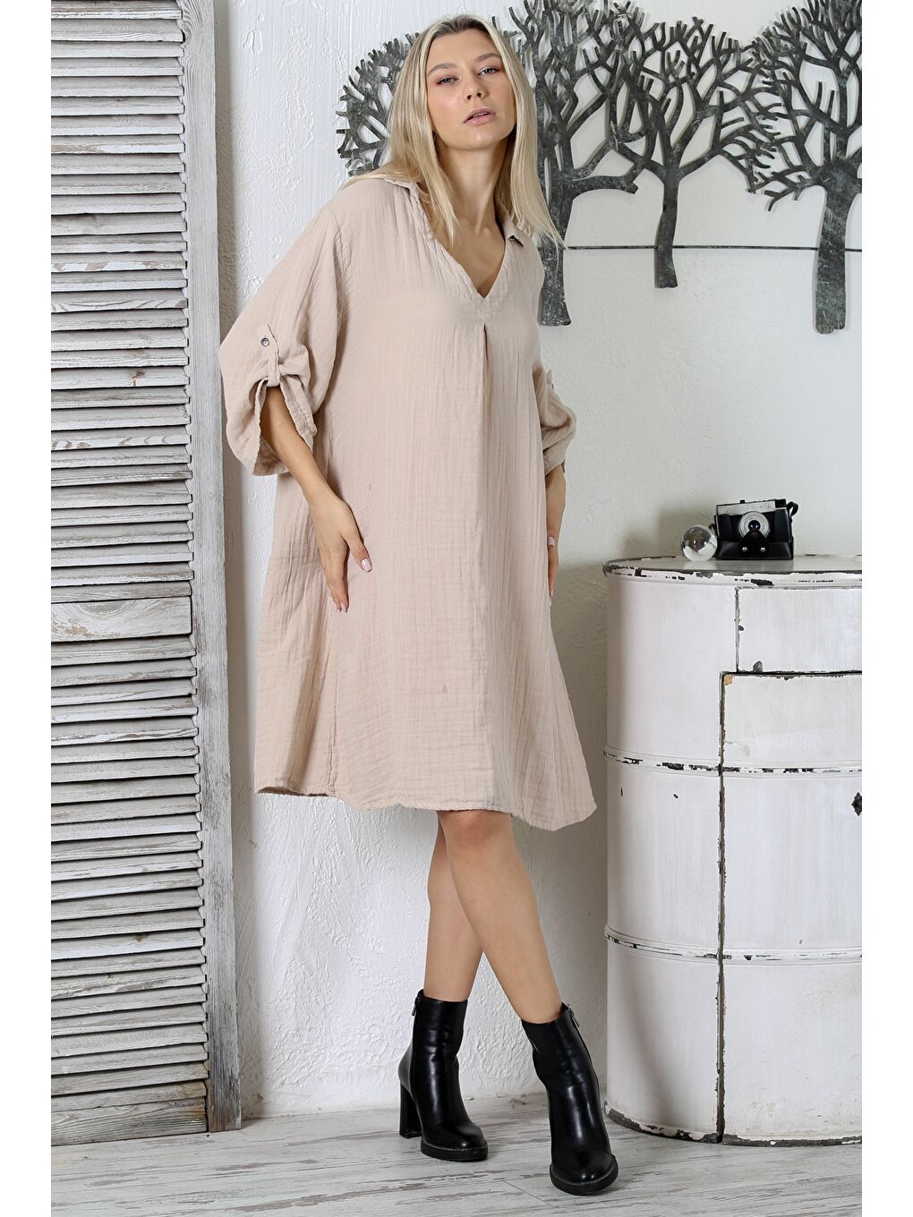 Bej V Yaka Düğmeli 3/4 Kol Müslin Comfort Dokuma Geniş Kesim Elbise-5