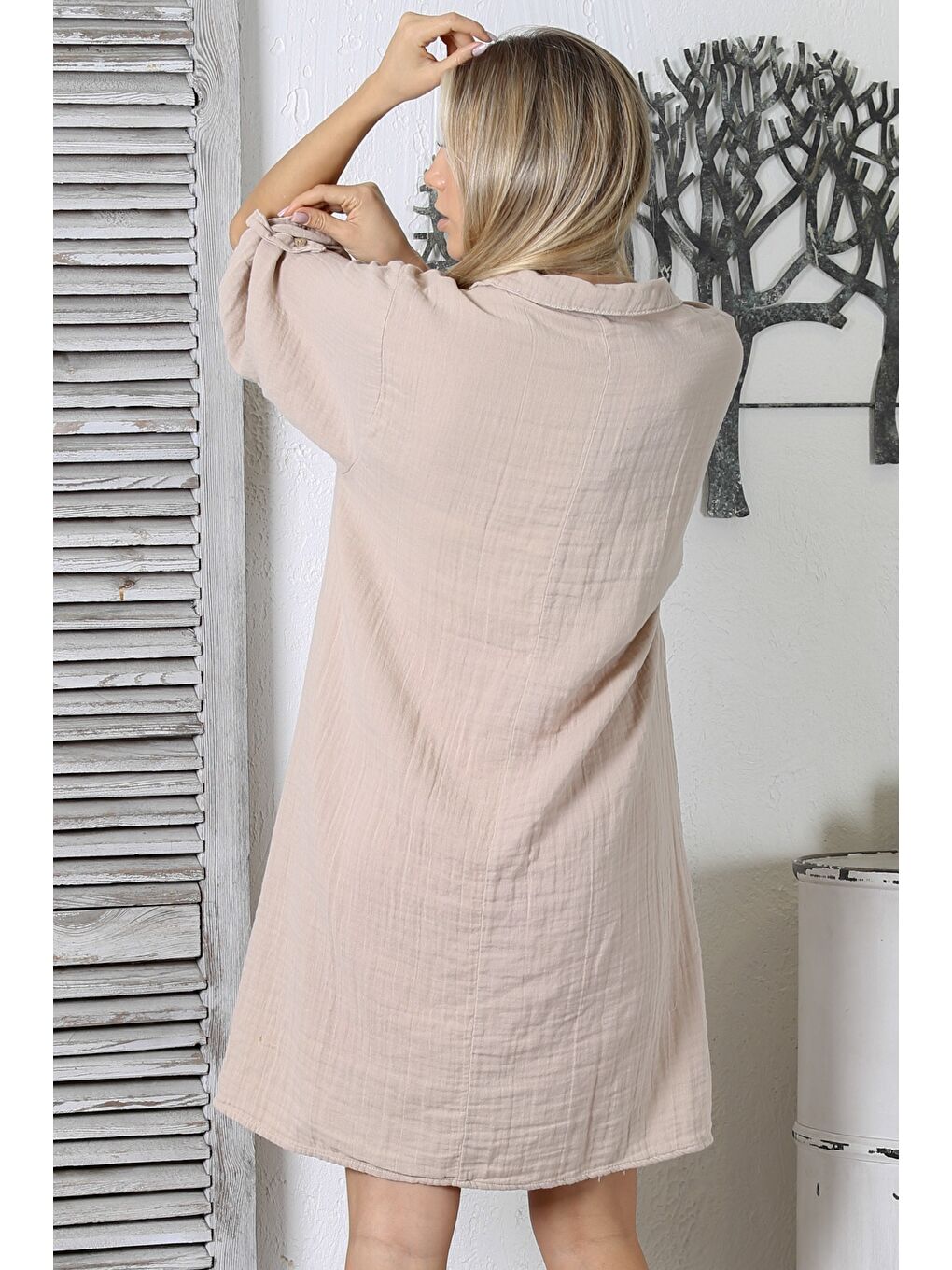 Bej V Yaka Düğmeli 3/4 Kol Müslin Comfort Dokuma Geniş Kesim Elbise-7