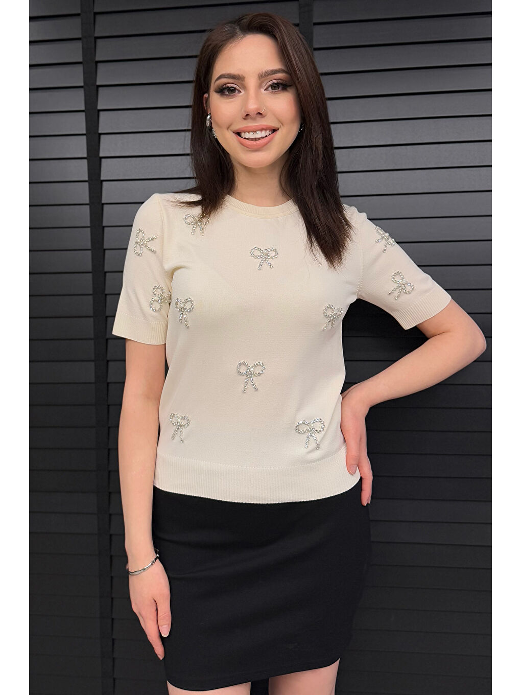 Bej Taş Detaylı Bisiklet Yaka Kadın Kısa Kol Bluz