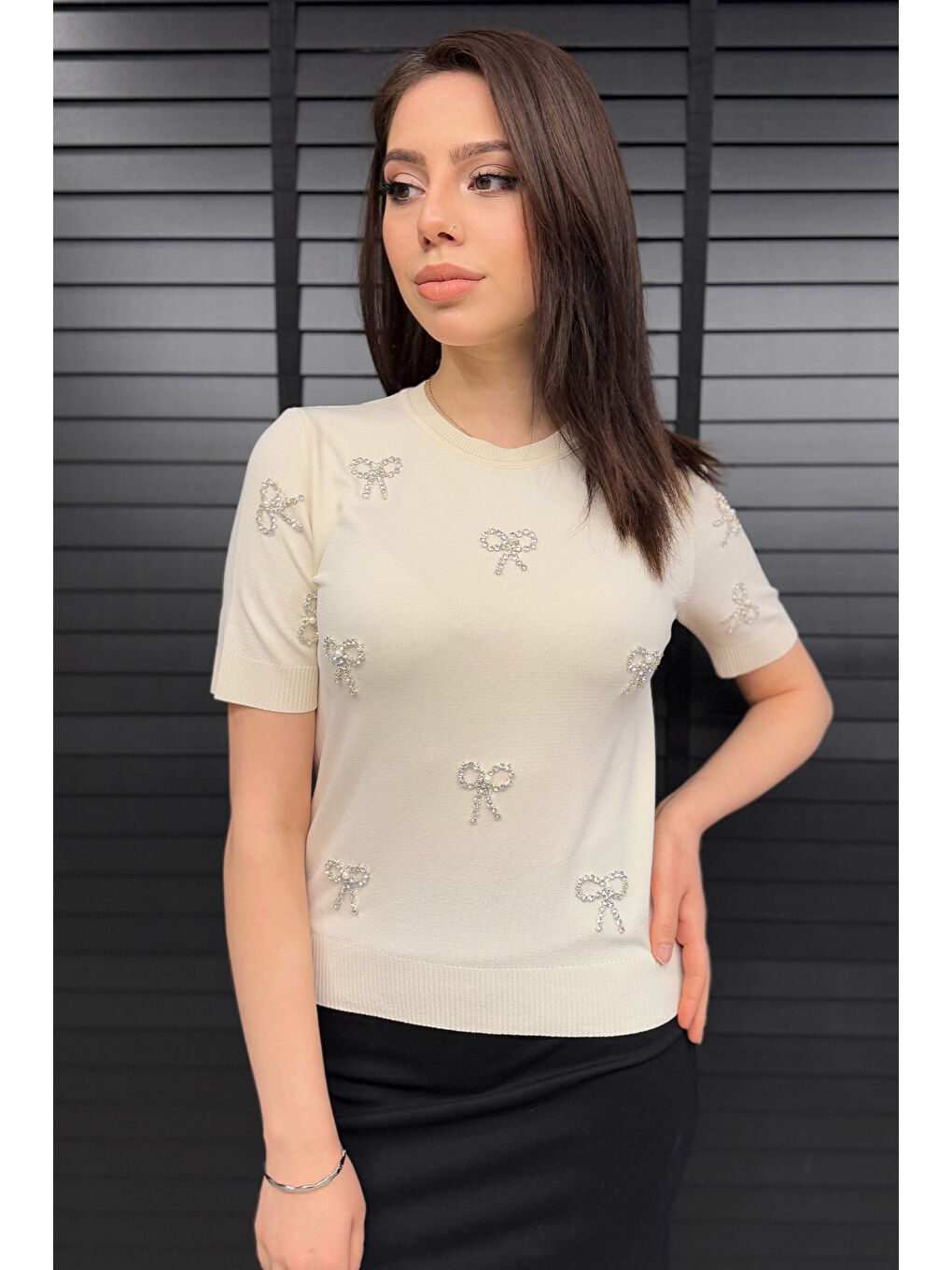 Bej Taş Detaylı Bisiklet Yaka Kadın Kısa Kol Bluz-1
