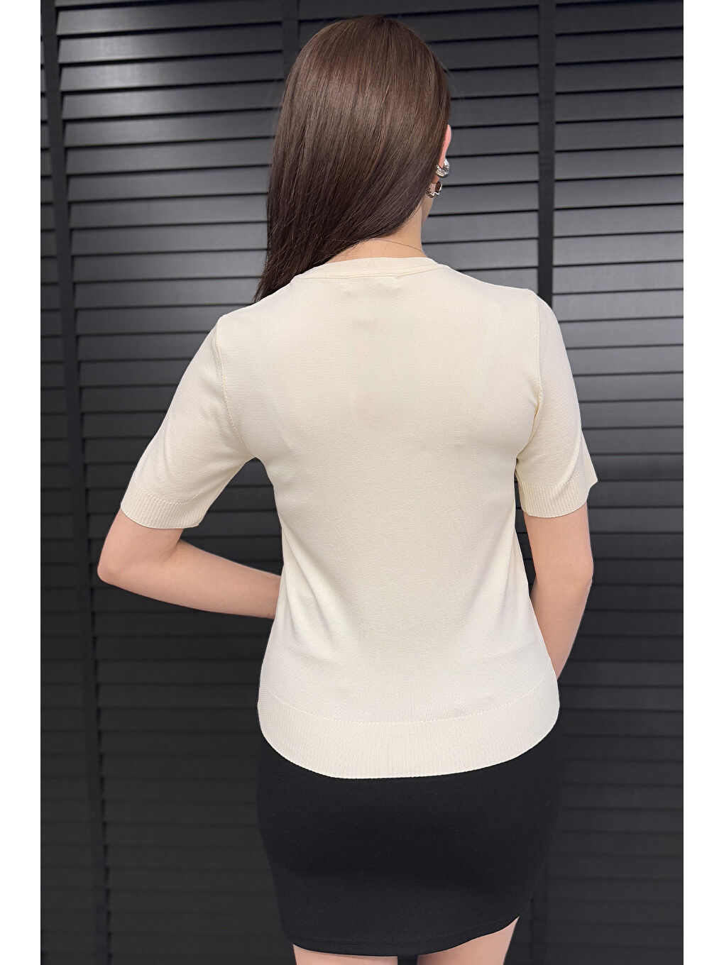 Bej Taş Detaylı Bisiklet Yaka Kadın Kısa Kol Bluz-2