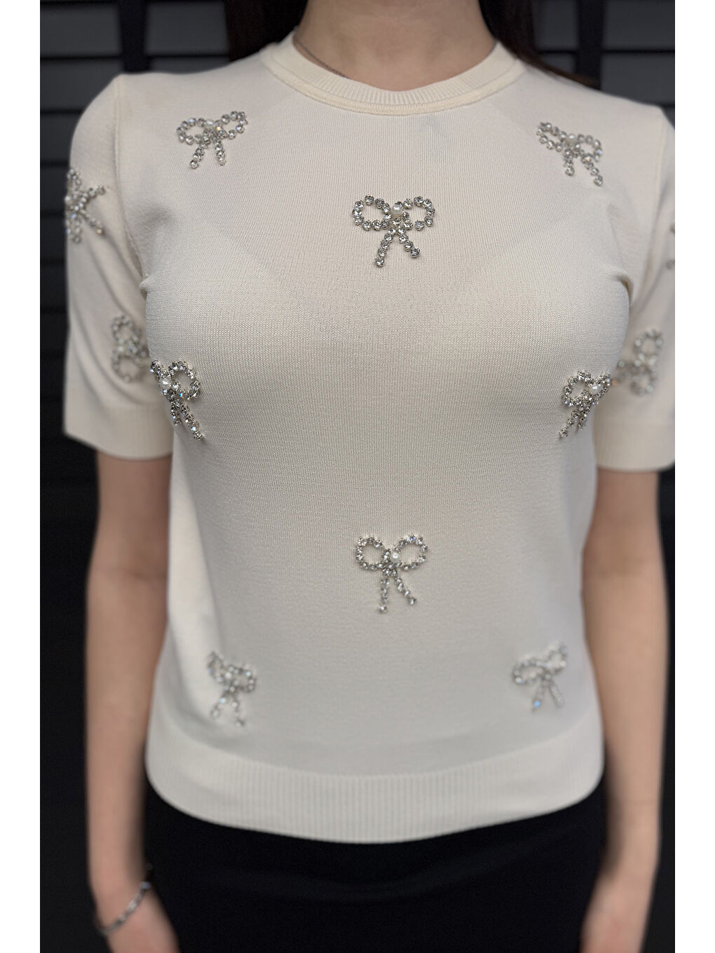 Bej Taş Detaylı Bisiklet Yaka Kadın Kısa Kol Bluz-3