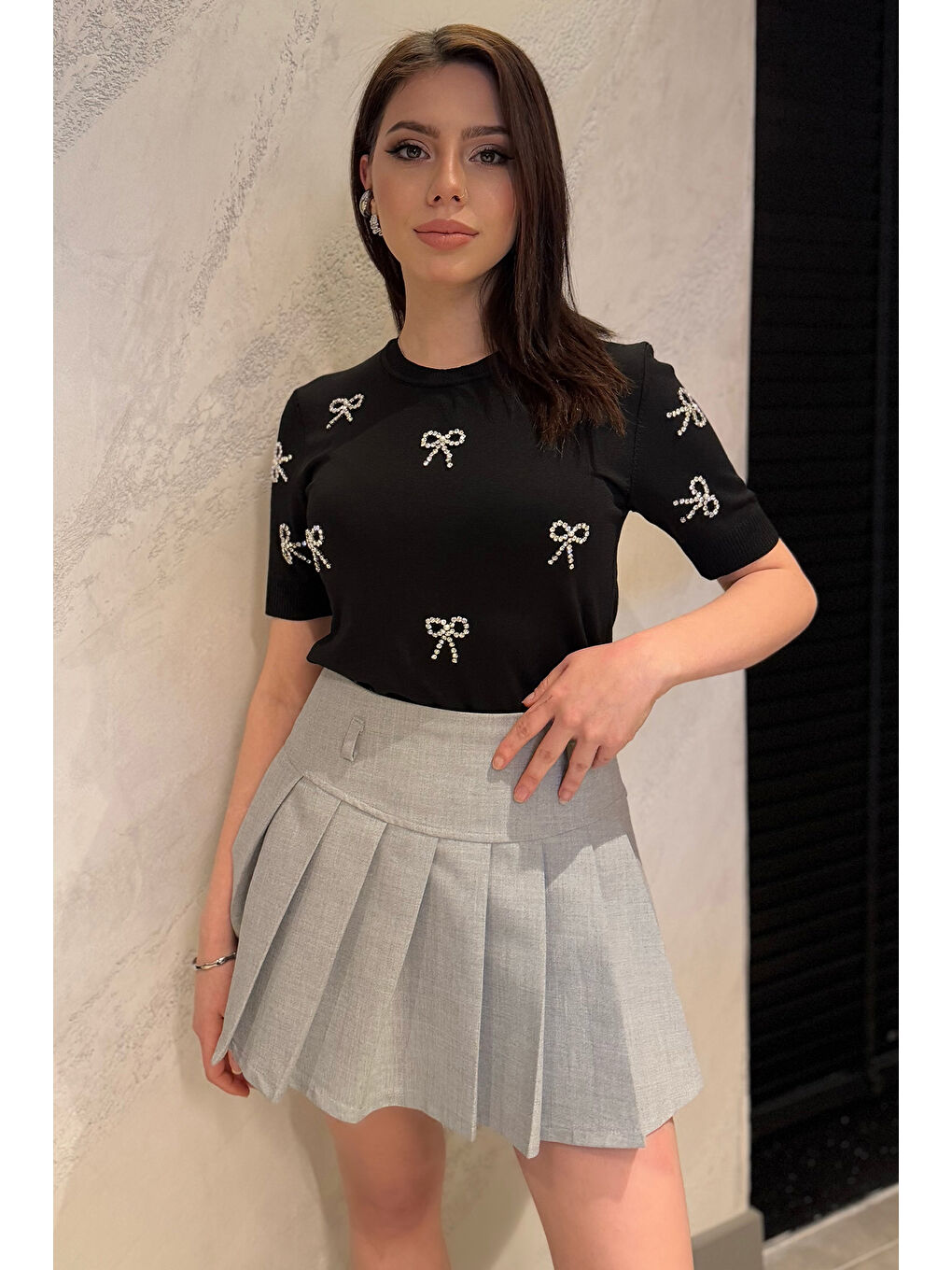 Siyah Taş Detaylı Bisiklet Yaka Kadın Kısa Kol Bluz