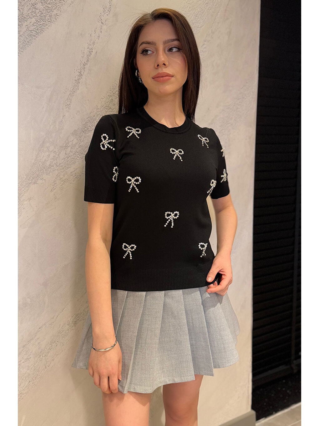 Siyah Taş Detaylı Bisiklet Yaka Kadın Kısa Kol Bluz-1