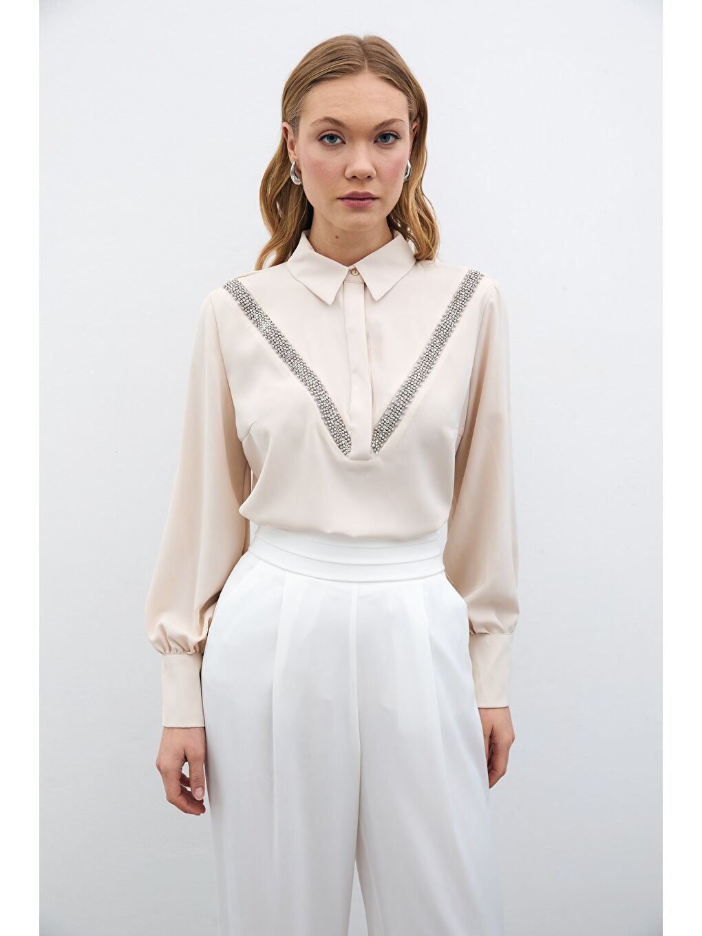 Şerit Aksesuarlı Bluz - Bej-2