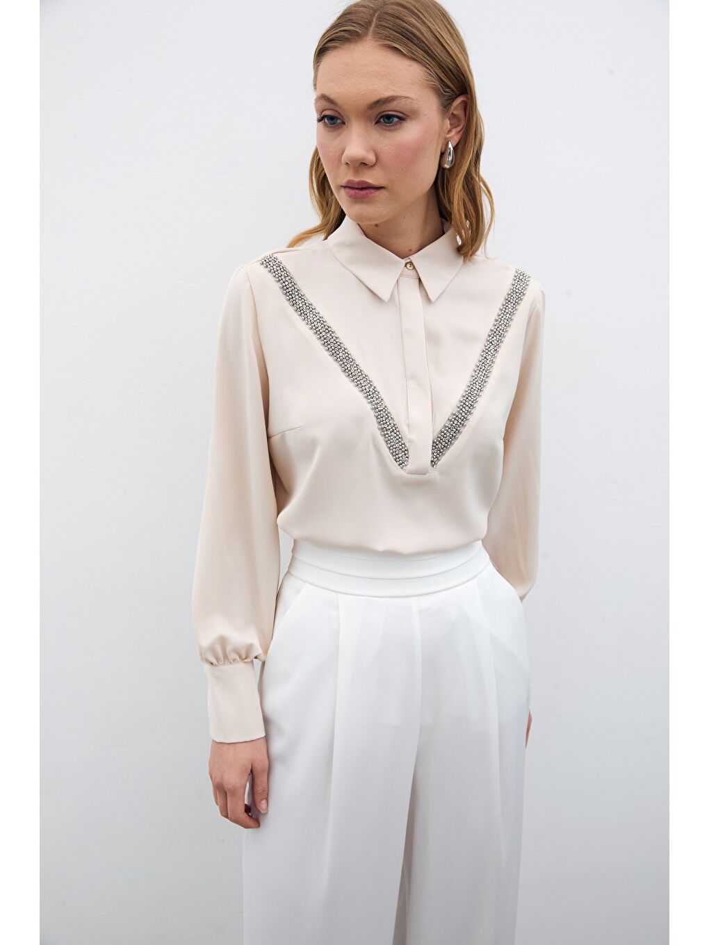 Şerit Aksesuarlı Bluz - Bej-3