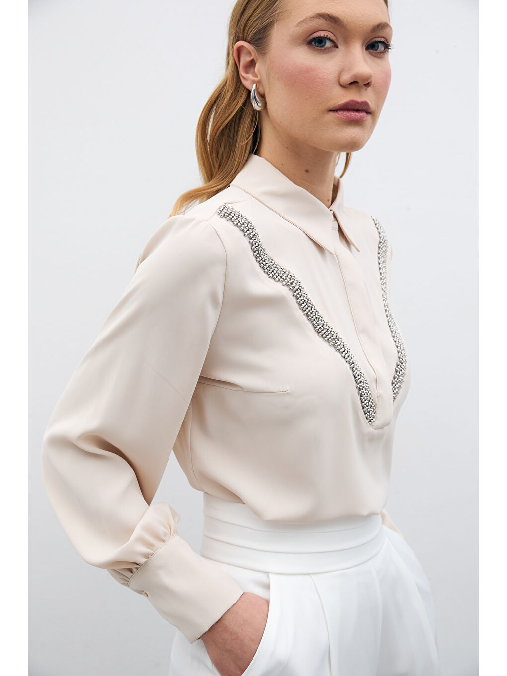 Şerit Aksesuarlı Bluz - Bej-4