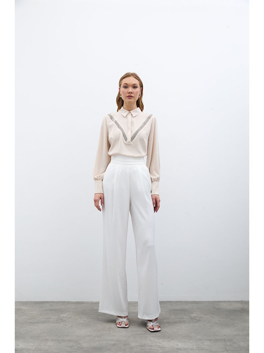 Şerit Aksesuarlı Bluz - Bej-5