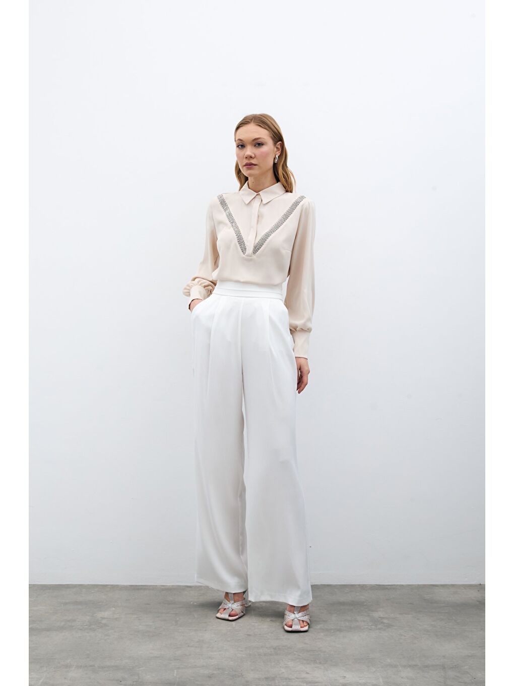 Şerit Aksesuarlı Bluz - Bej-6