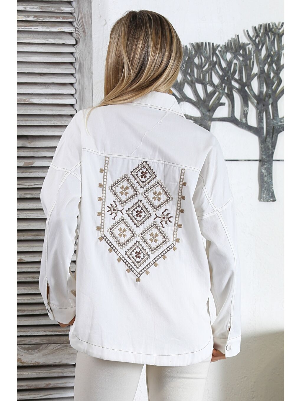 Ekru Gömlek Yaka Manşetli Kollu Çıt Çıtlı Nakışlı Dokuma Regular Fit Ceket-1