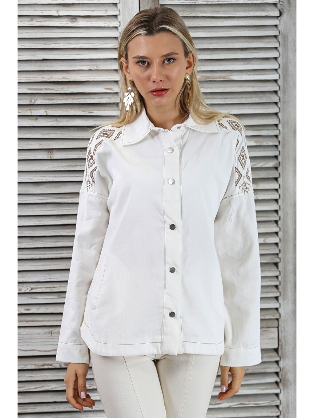 Ekru Gömlek Yaka Manşetli Kollu Çıt Çıtlı Nakışlı Dokuma Regular Fit Ceket-2