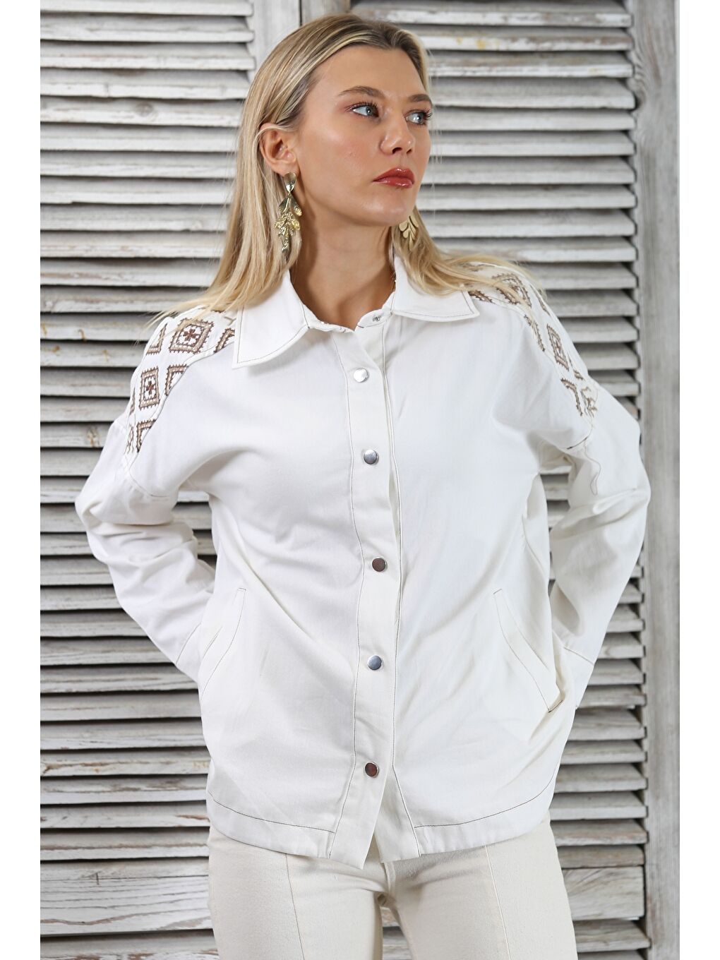 Ekru Gömlek Yaka Manşetli Kollu Çıt Çıtlı Nakışlı Dokuma Regular Fit Ceket-3