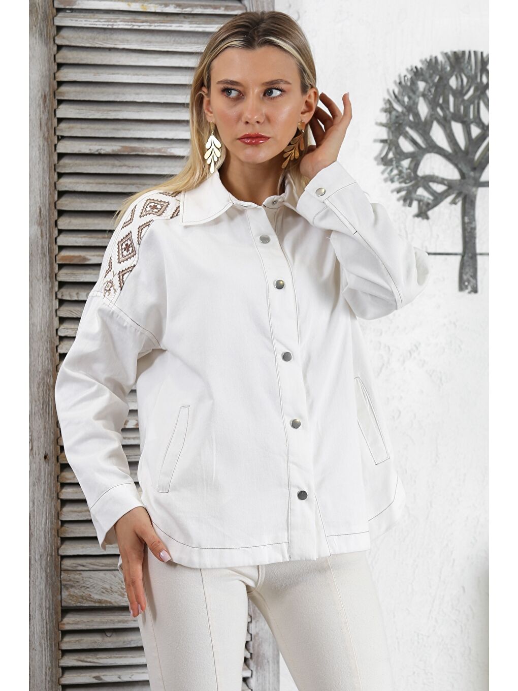 Ekru Gömlek Yaka Manşetli Kollu Çıt Çıtlı Nakışlı Dokuma Regular Fit Ceket-4