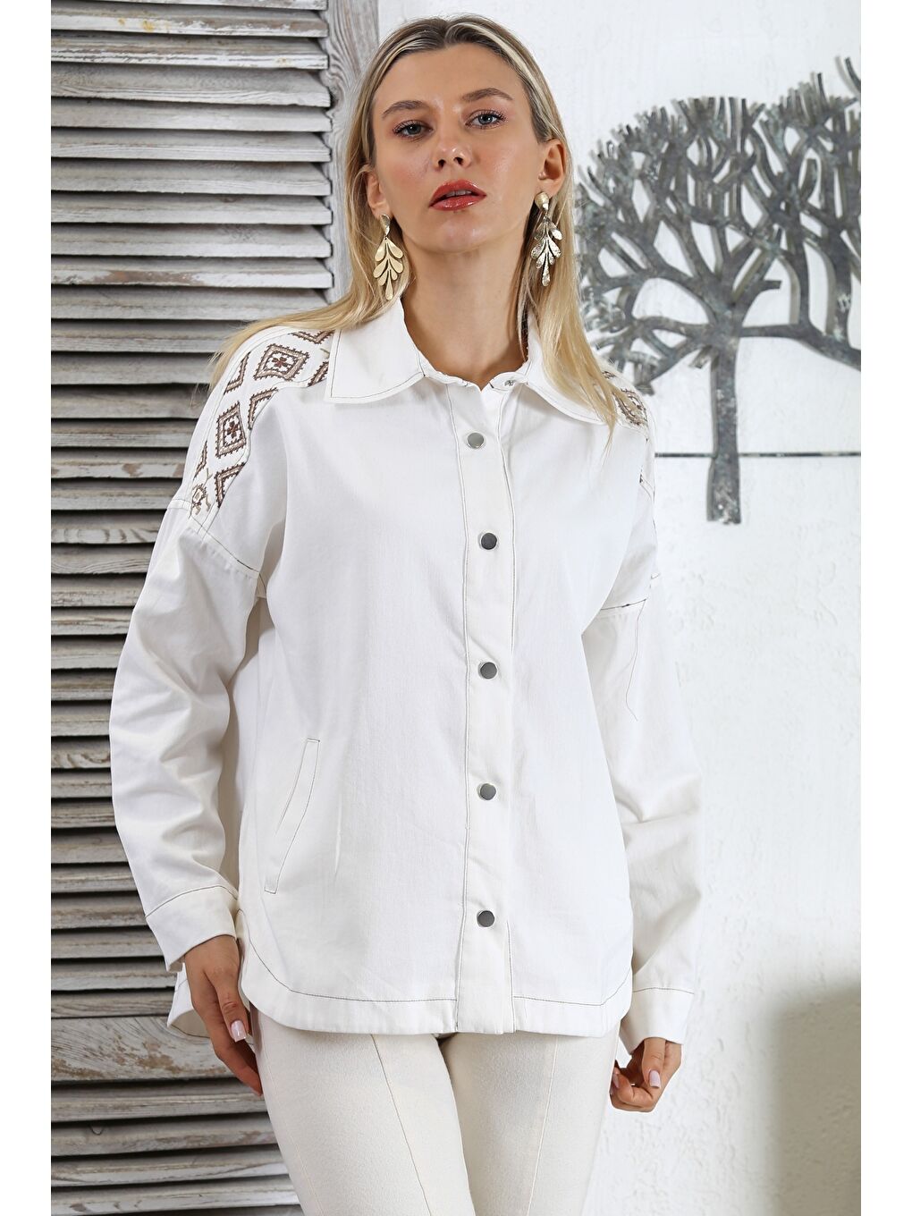 Ekru Gömlek Yaka Manşetli Kollu Çıt Çıtlı Nakışlı Dokuma Regular Fit Ceket-5