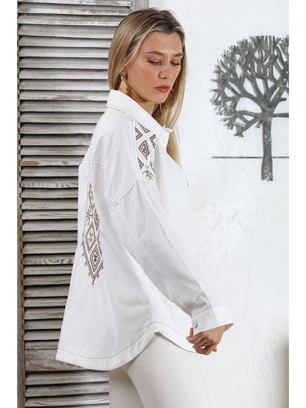 Ekru Gömlek Yaka Manşetli Kollu Çıt Çıtlı Nakışlı Dokuma Regular Fit Ceket-6