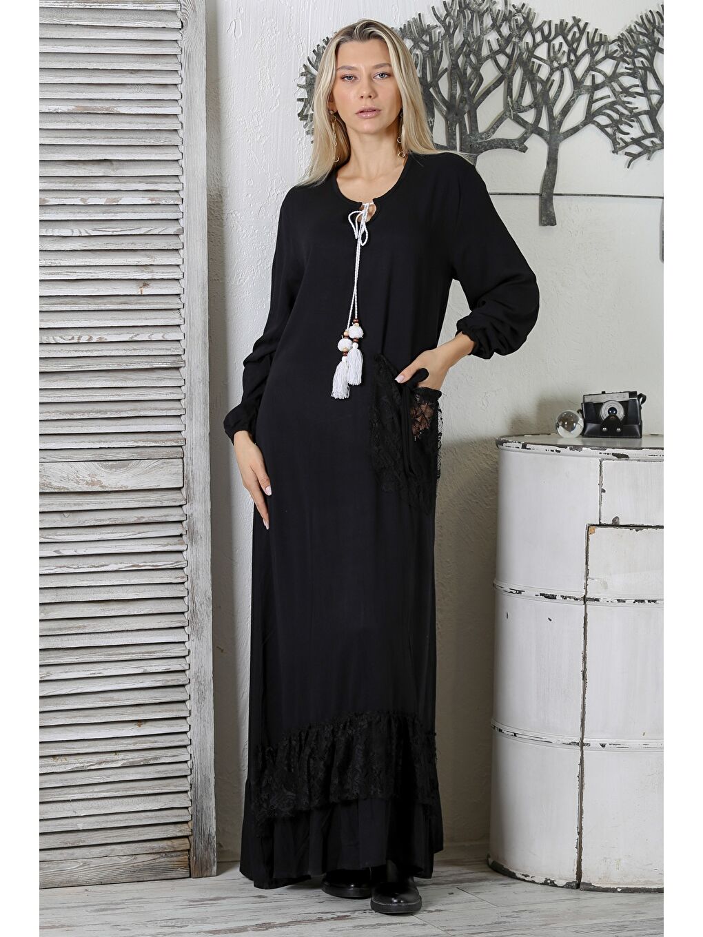 Siyah Yuvarlak Yaka Uzun Kol Bağlamalı Tek Cepli Dantelli Long Fit Örme Geniş Kesim Elbise