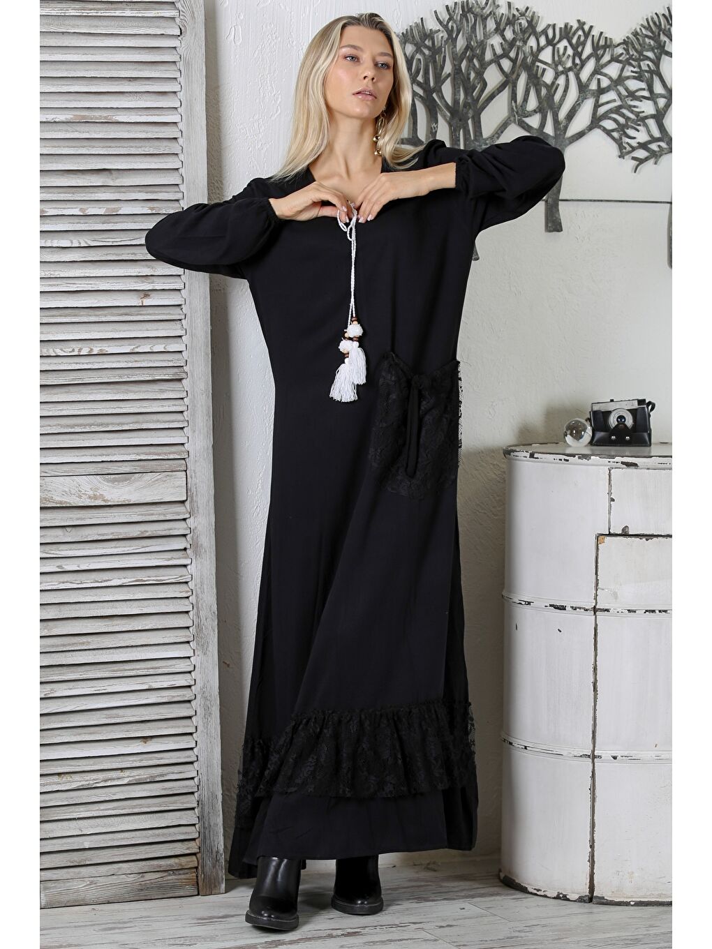 Siyah Yuvarlak Yaka Uzun Kol Bağlamalı Tek Cepli Dantelli Long Fit Örme Geniş Kesim Elbise-1