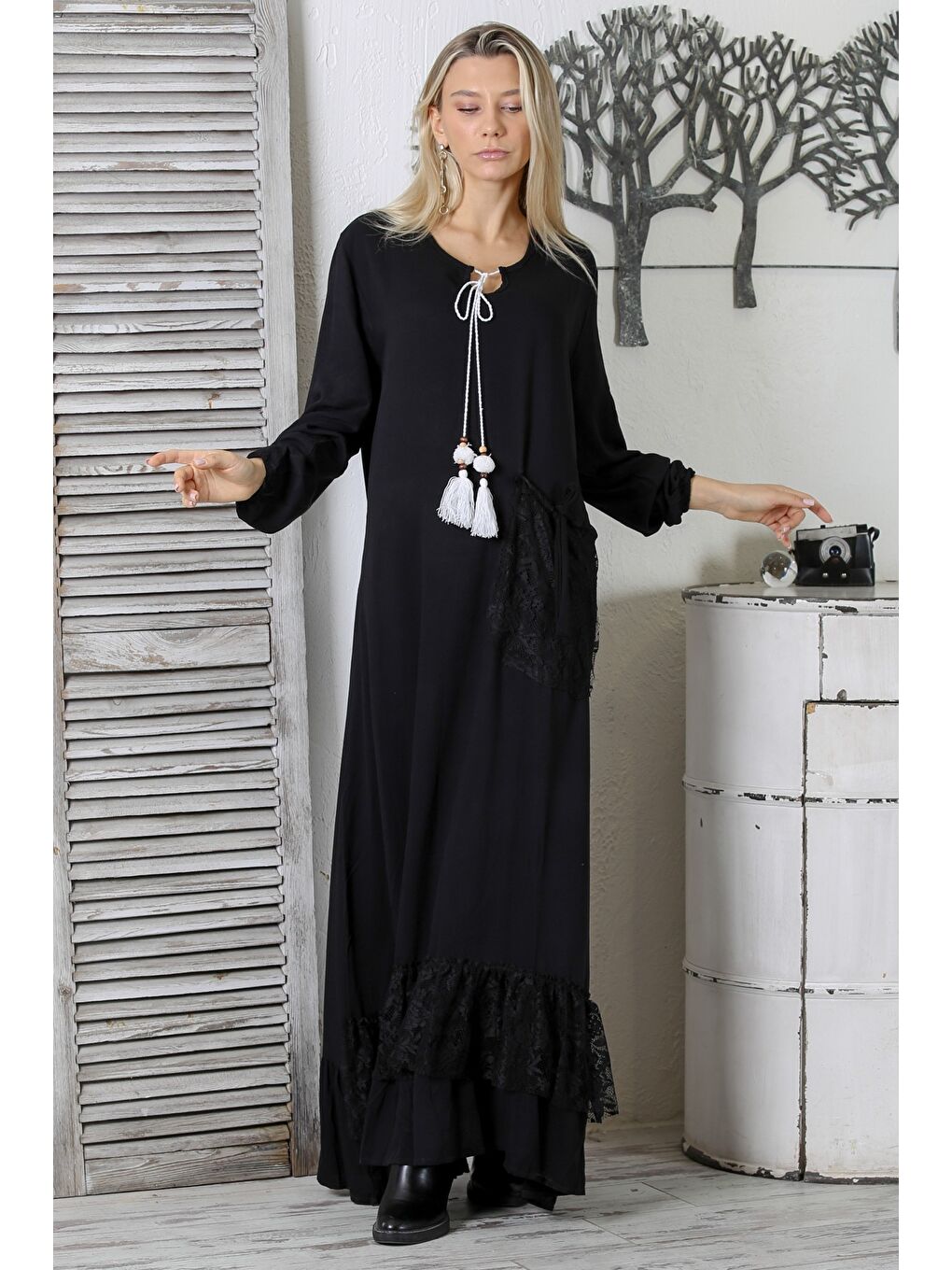 Siyah Yuvarlak Yaka Uzun Kol Bağlamalı Tek Cepli Dantelli Long Fit Örme Geniş Kesim Elbise-3