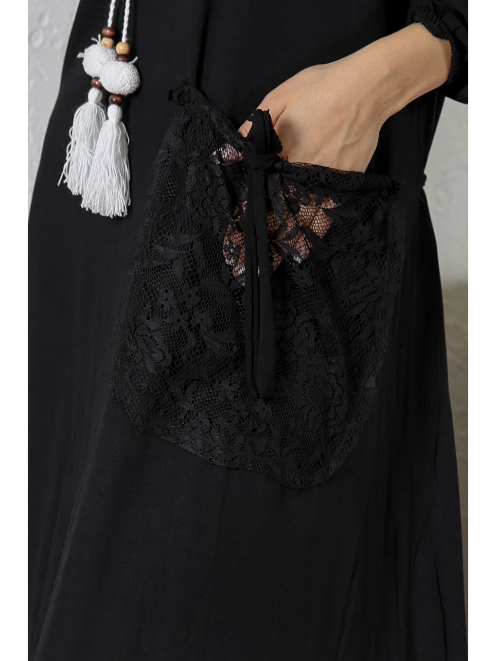 Siyah Yuvarlak Yaka Uzun Kol Bağlamalı Tek Cepli Dantelli Long Fit Örme Geniş Kesim Elbise-5