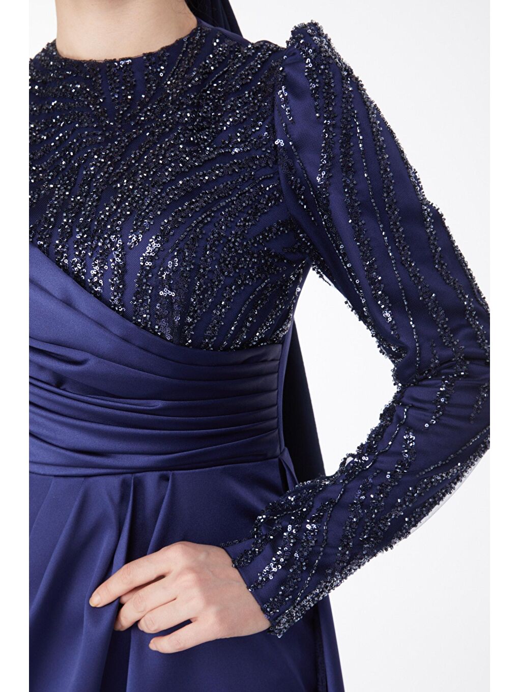 Düz Bisiklet Yaka Kadın Lacivert Payetli Arkası Kuyruklu Abiye Elbise - 24884-6