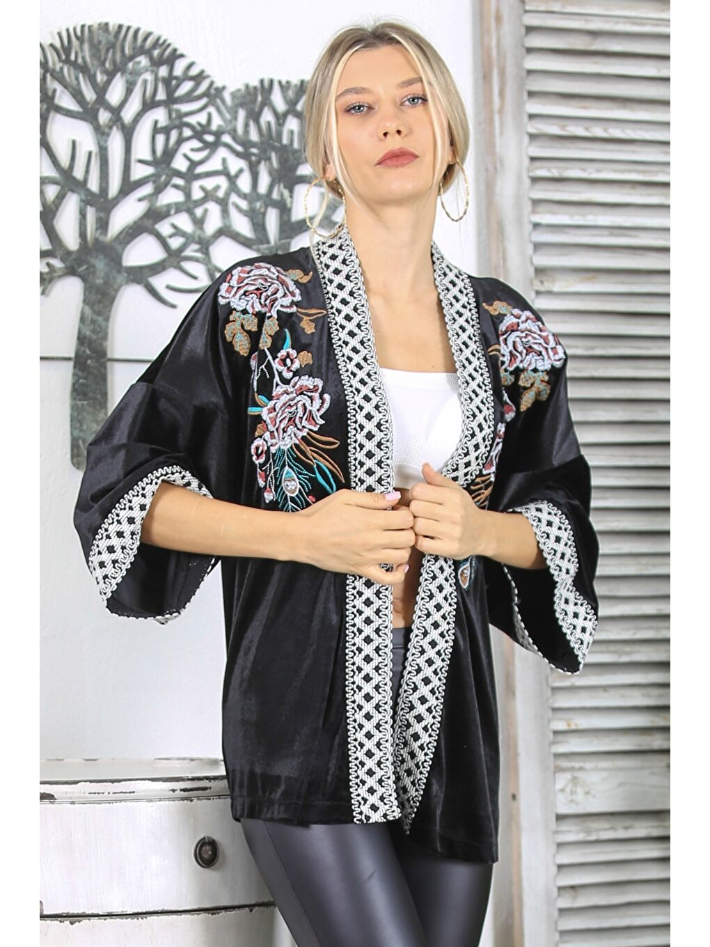 Siyah 3/4 Kol Şeritli Nakışlı Dokuma Kadife Kimono