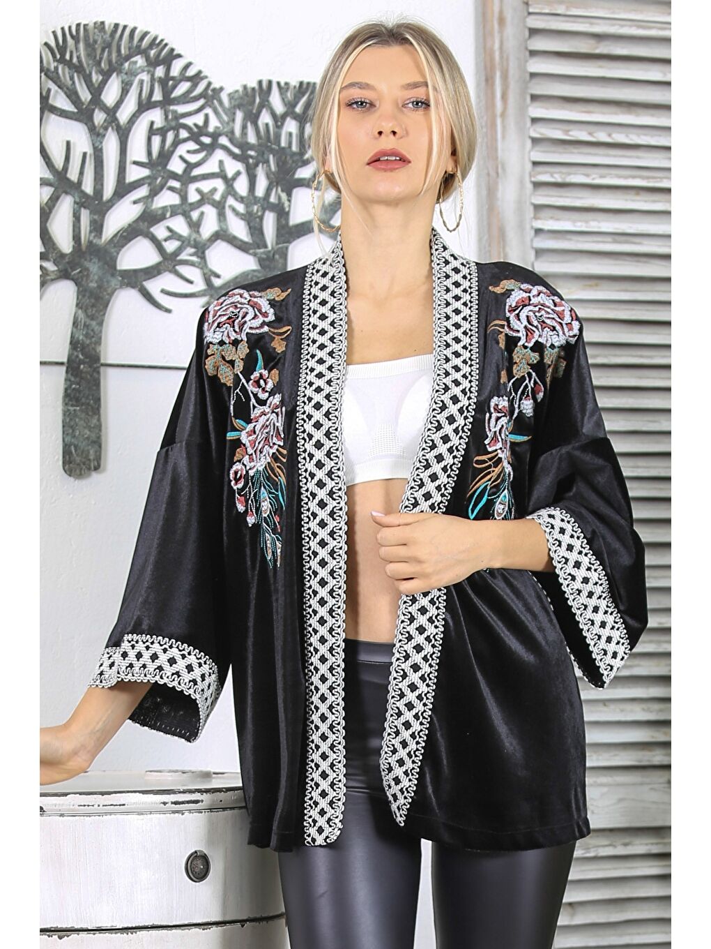 Siyah 3/4 Kol Şeritli Nakışlı Dokuma Kadife Kimono-1