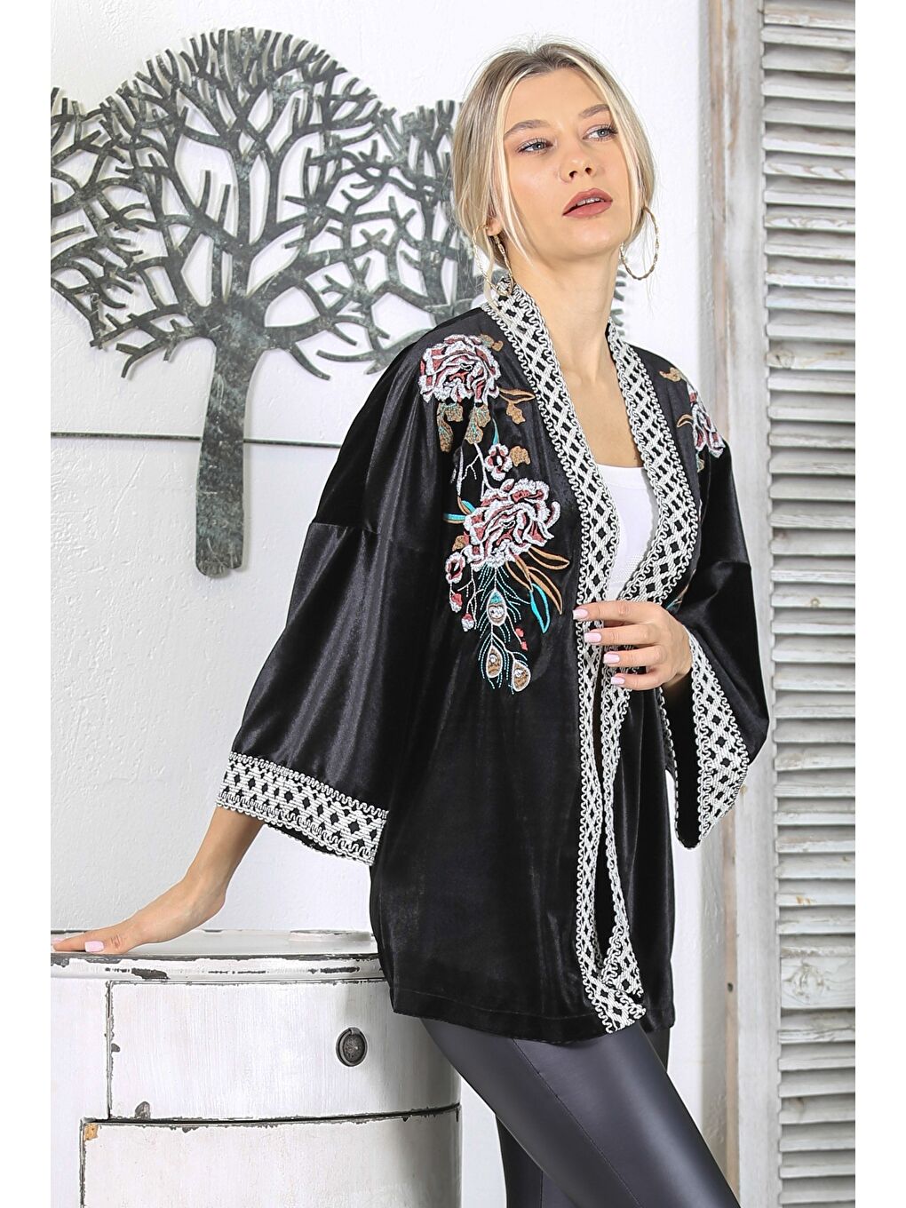 Siyah 3/4 Kol Şeritli Nakışlı Dokuma Kadife Kimono-2