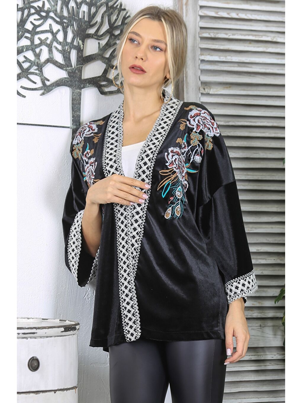 Siyah 3/4 Kol Şeritli Nakışlı Dokuma Kadife Kimono-3