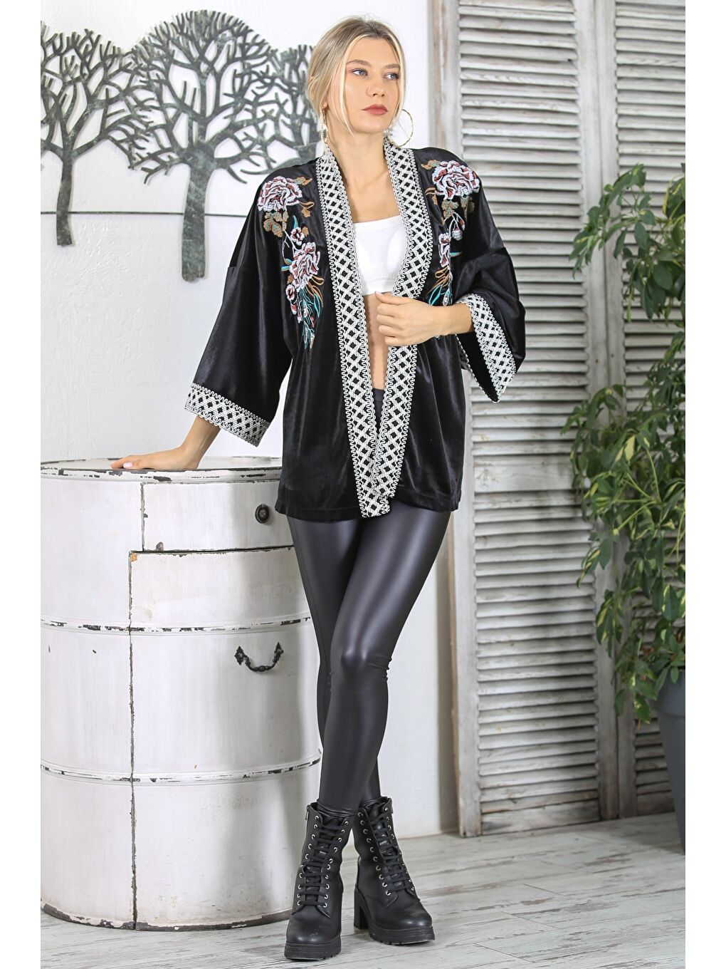 Siyah 3/4 Kol Şeritli Nakışlı Dokuma Kadife Kimono-6