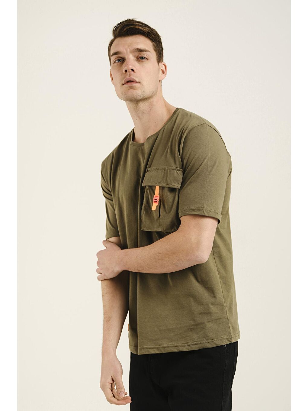 Haki Körüklü Cep Detaylı Bisiklet Yaka Erkek Comfort Fit Tişört