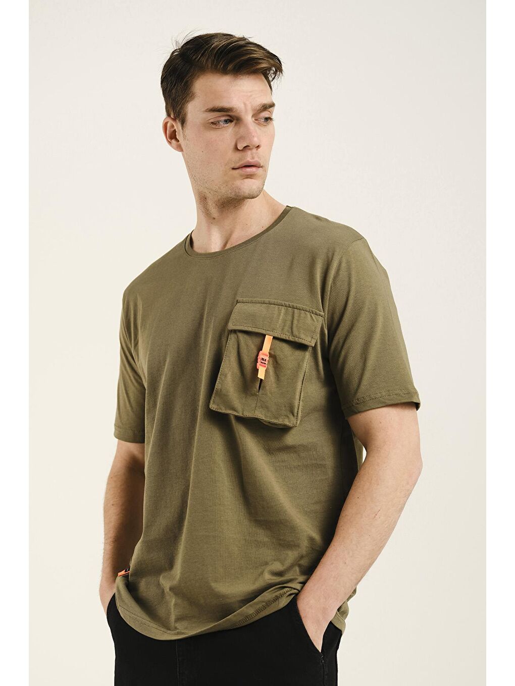 Haki Körüklü Cep Detaylı Bisiklet Yaka Erkek Comfort Fit Tişört-1