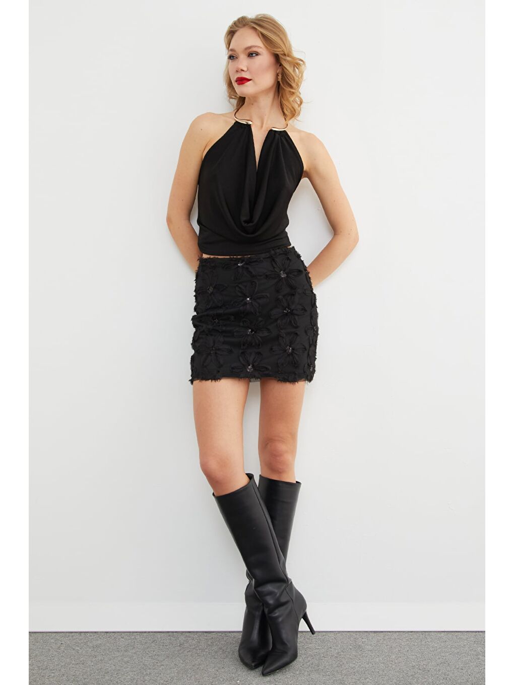 Siyah Çiçek İşlemeli Pul Detaylı Mini Etek-1