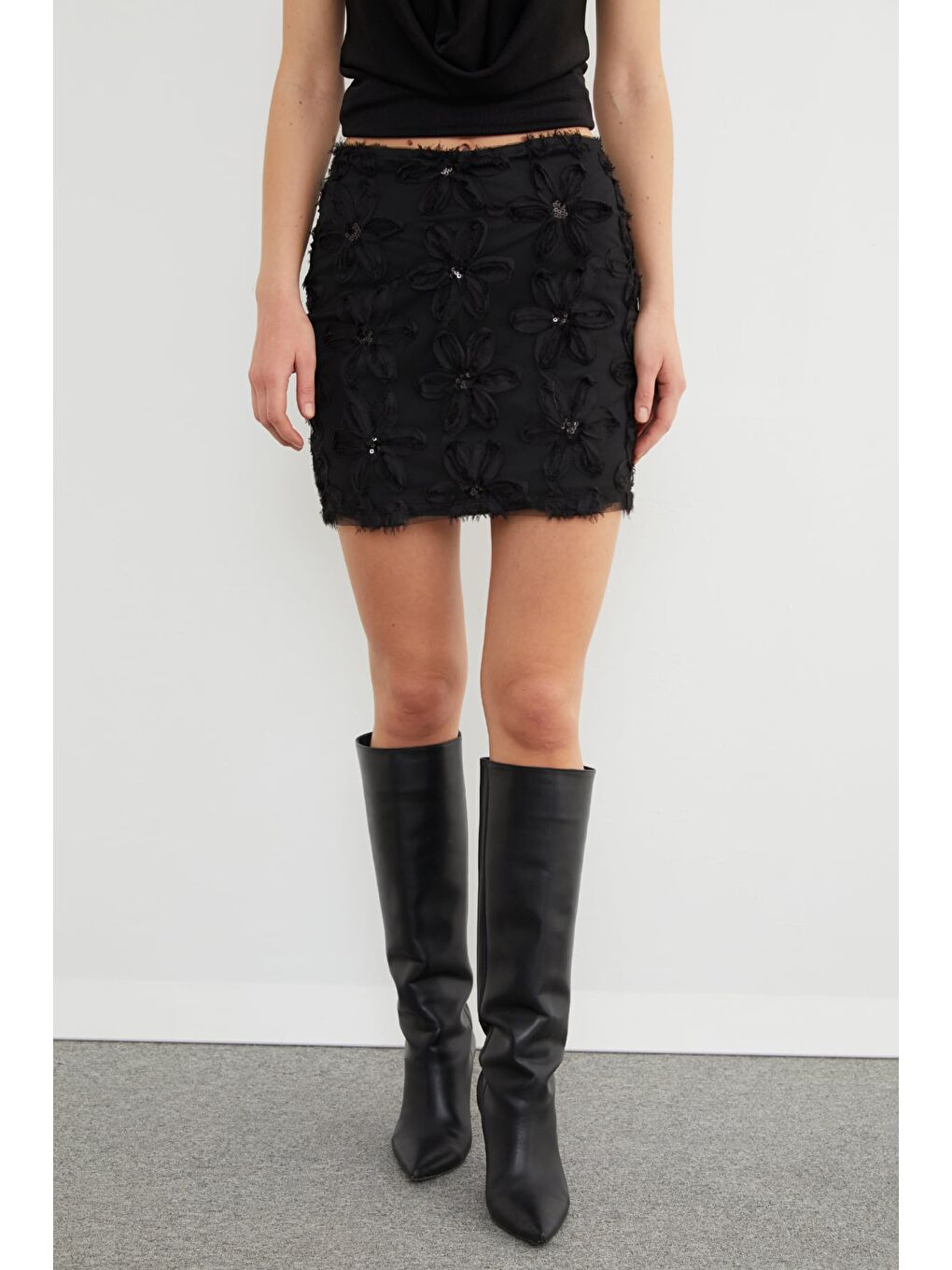Siyah Çiçek İşlemeli Pul Detaylı Mini Etek-2