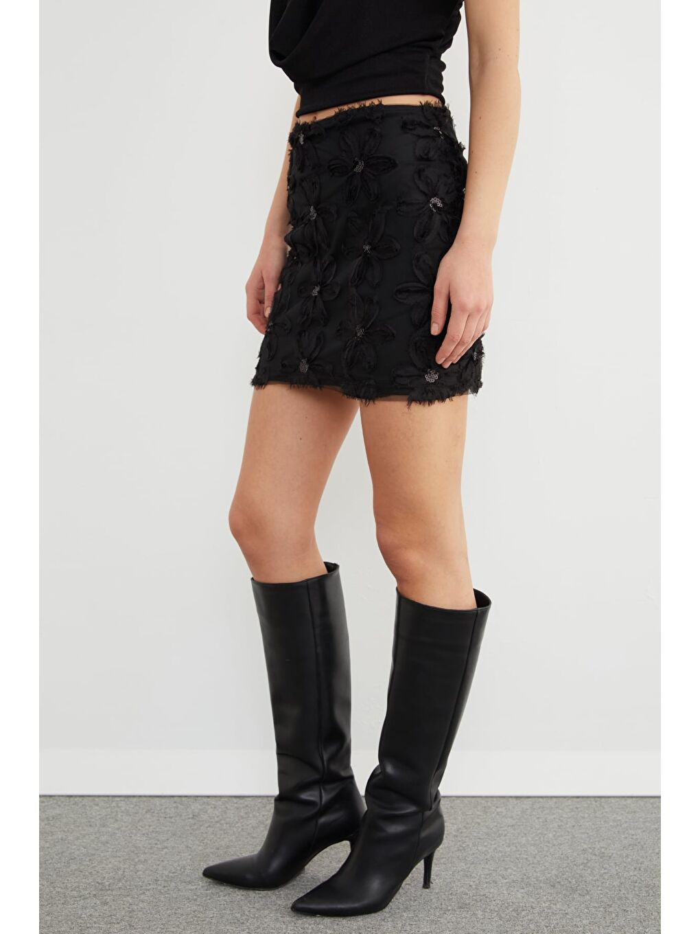 Siyah Çiçek İşlemeli Pul Detaylı Mini Etek-3