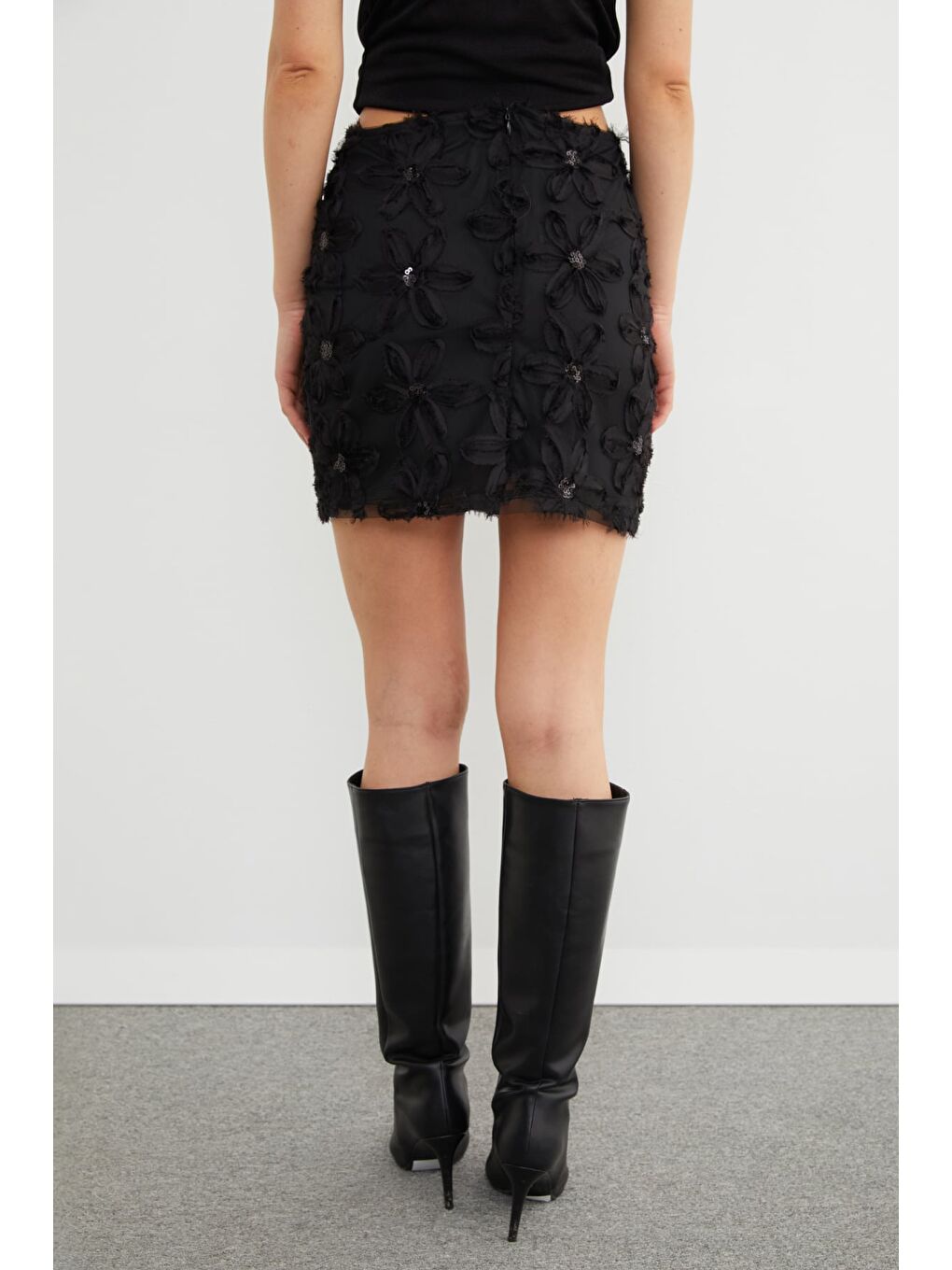 Siyah Çiçek İşlemeli Pul Detaylı Mini Etek-4
