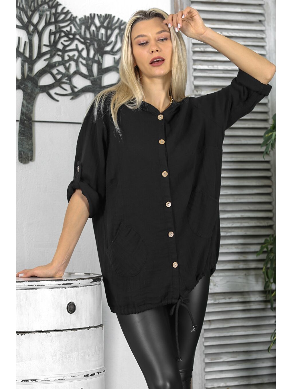 Siyah Düğmeli Uzun Kollu Çift Cepli Yıkamalı Dokuma Kapüşonlu Ceket-1