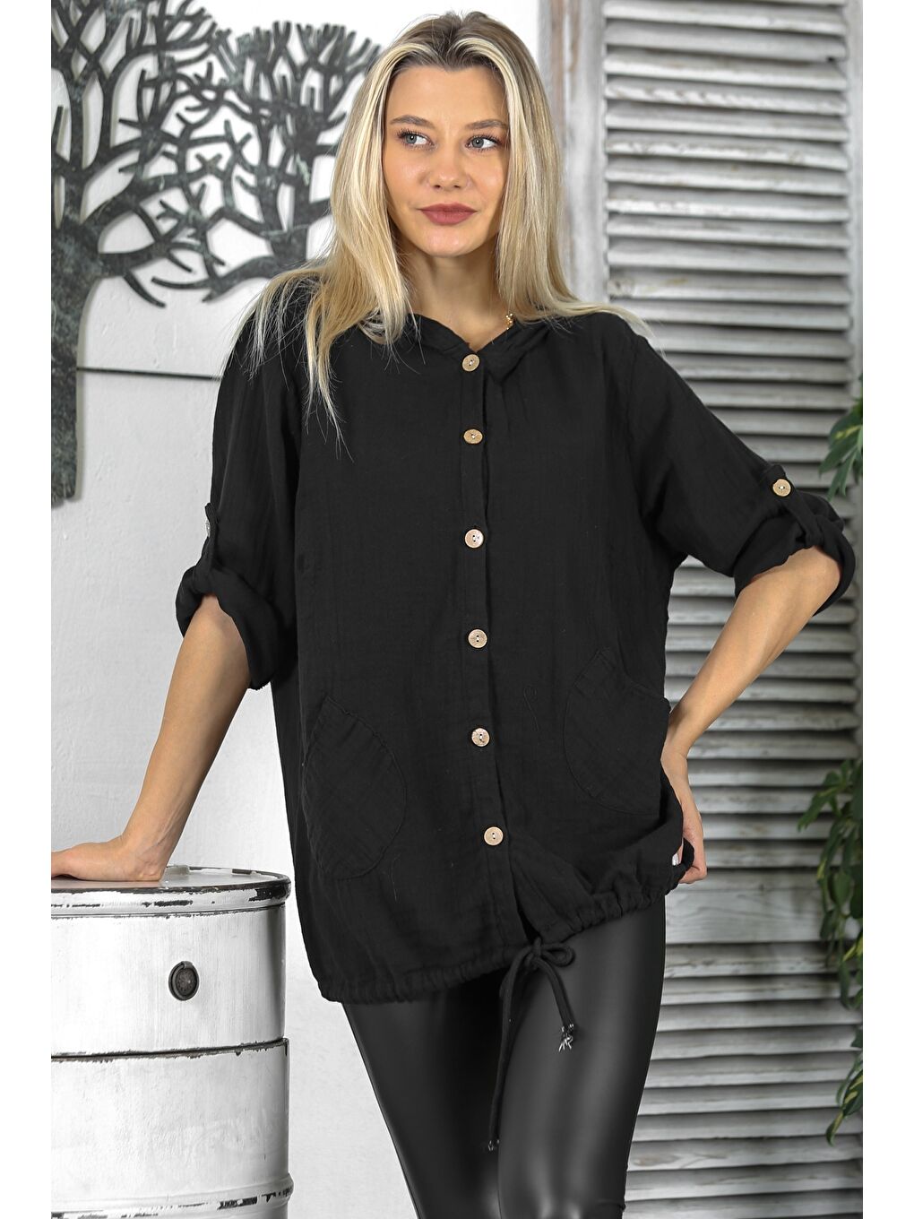 Siyah Düğmeli Uzun Kollu Çift Cepli Yıkamalı Dokuma Kapüşonlu Ceket-2