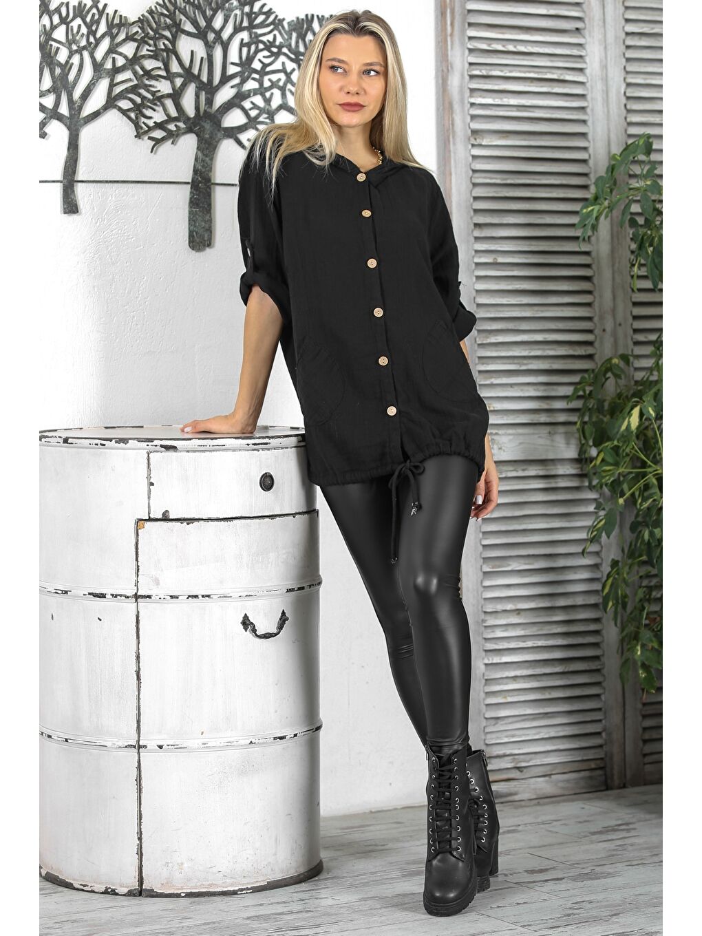 Siyah Düğmeli Uzun Kollu Çift Cepli Yıkamalı Dokuma Kapüşonlu Ceket-4