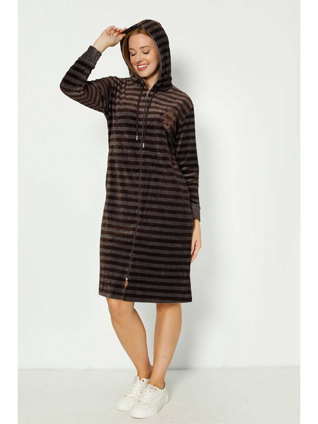 Kahverengi haki çizgili Kapüşonlu nakış detaylı pamuklu kadife uzun kollu kadın elbise-1