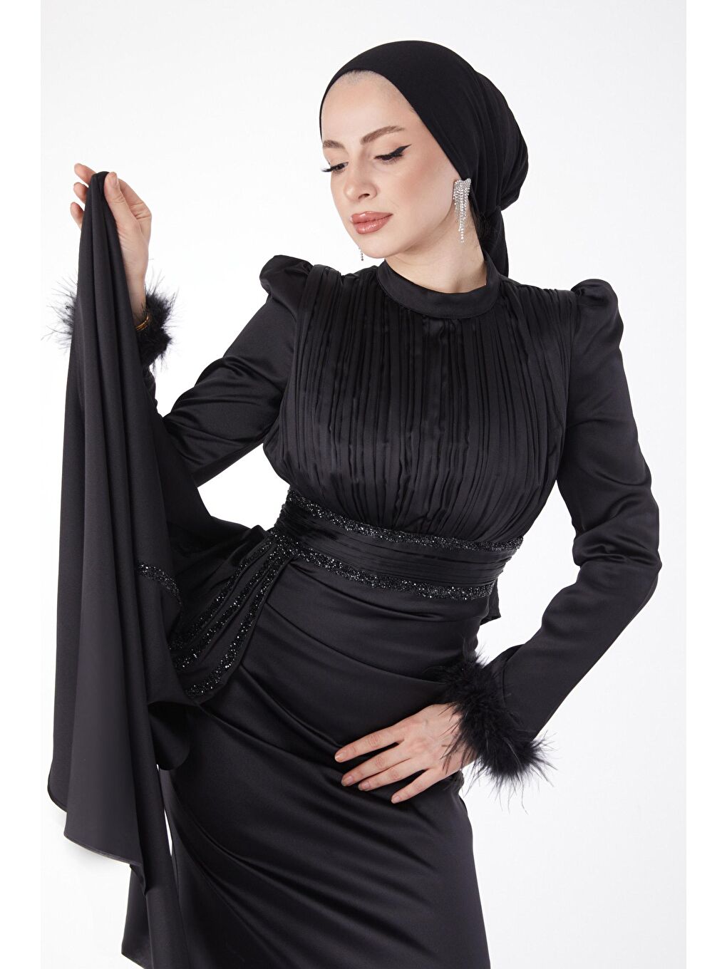 Düz Hakim Yaka Kadın Siyah Kollu Tüylü Yakası Pileli Abiye Elbise - 24885