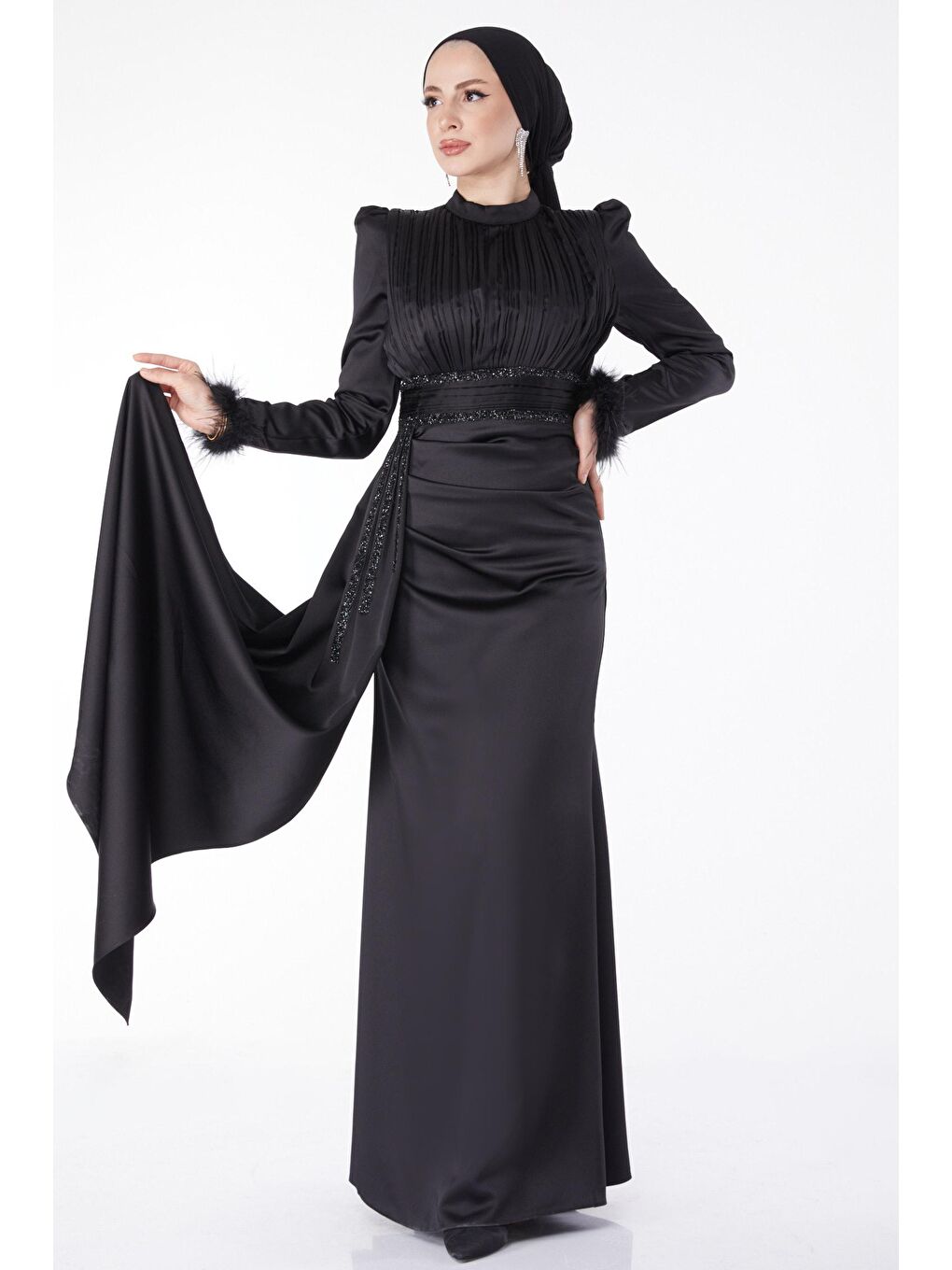 Düz Hakim Yaka Kadın Siyah Kollu Tüylü Yakası Pileli Abiye Elbise - 24885-1