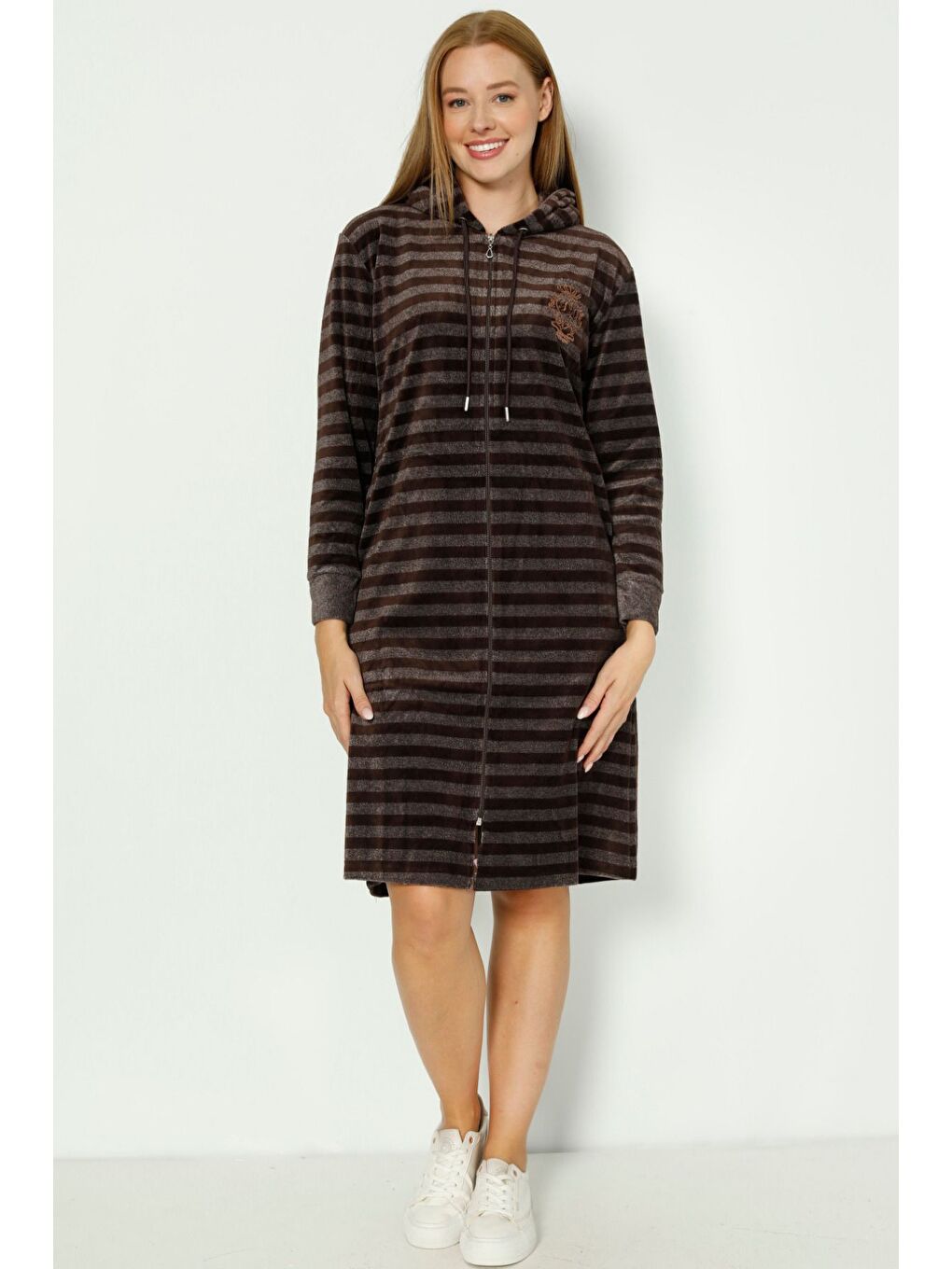 Kahverengi haki çizgili Kapüşonlu nakış detaylı pamuklu kadife uzun kollu kadın elbise-3