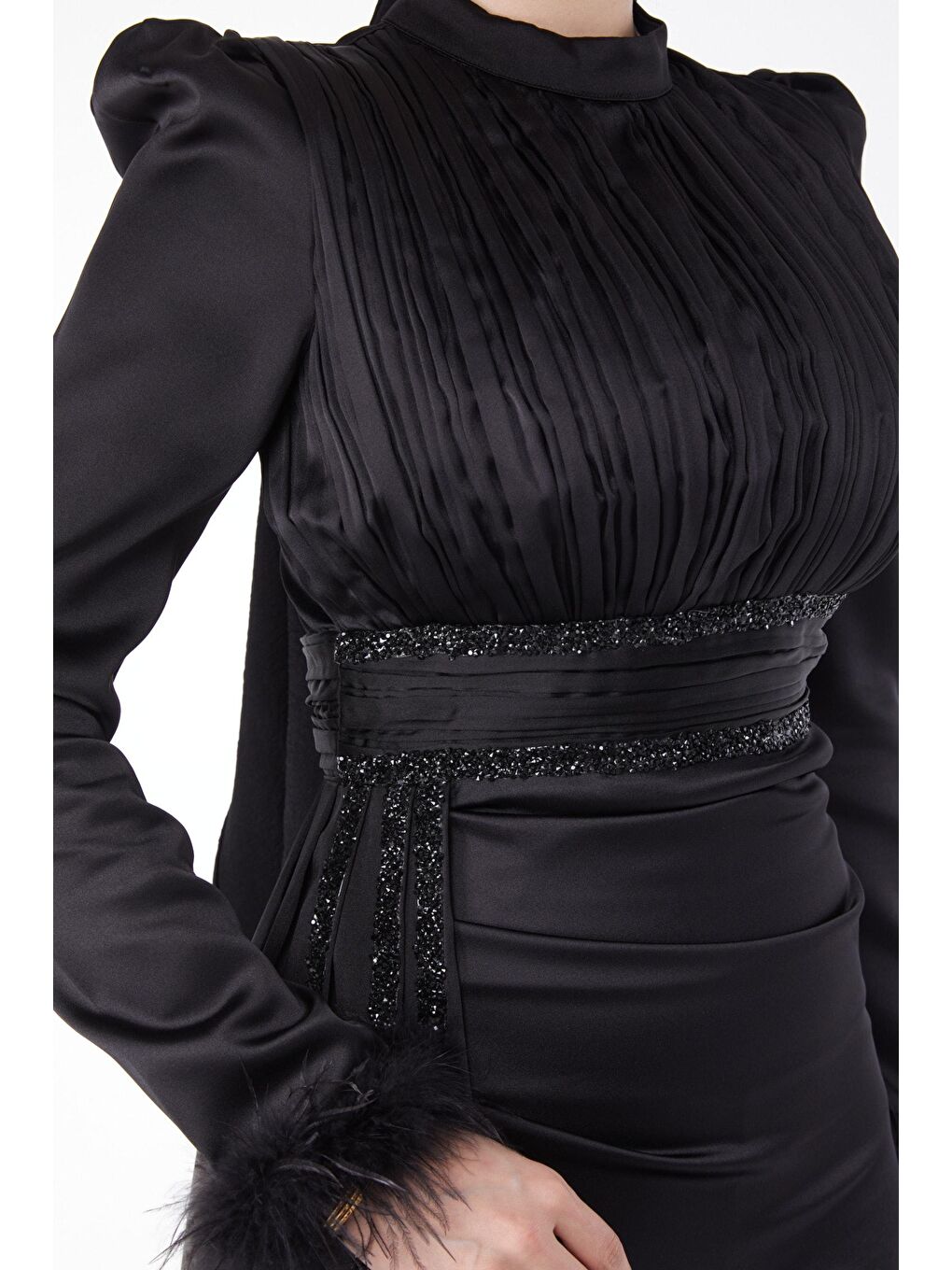 Düz Hakim Yaka Kadın Siyah Kollu Tüylü Yakası Pileli Abiye Elbise - 24885-5