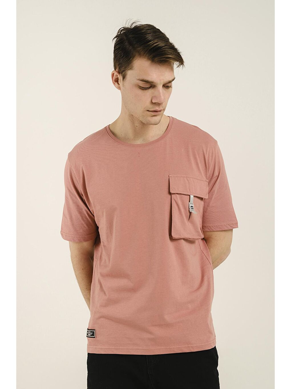 Pembe Körüklü Cep Detaylı Bisiklet Yaka Erkek Comfort Fit Tişört