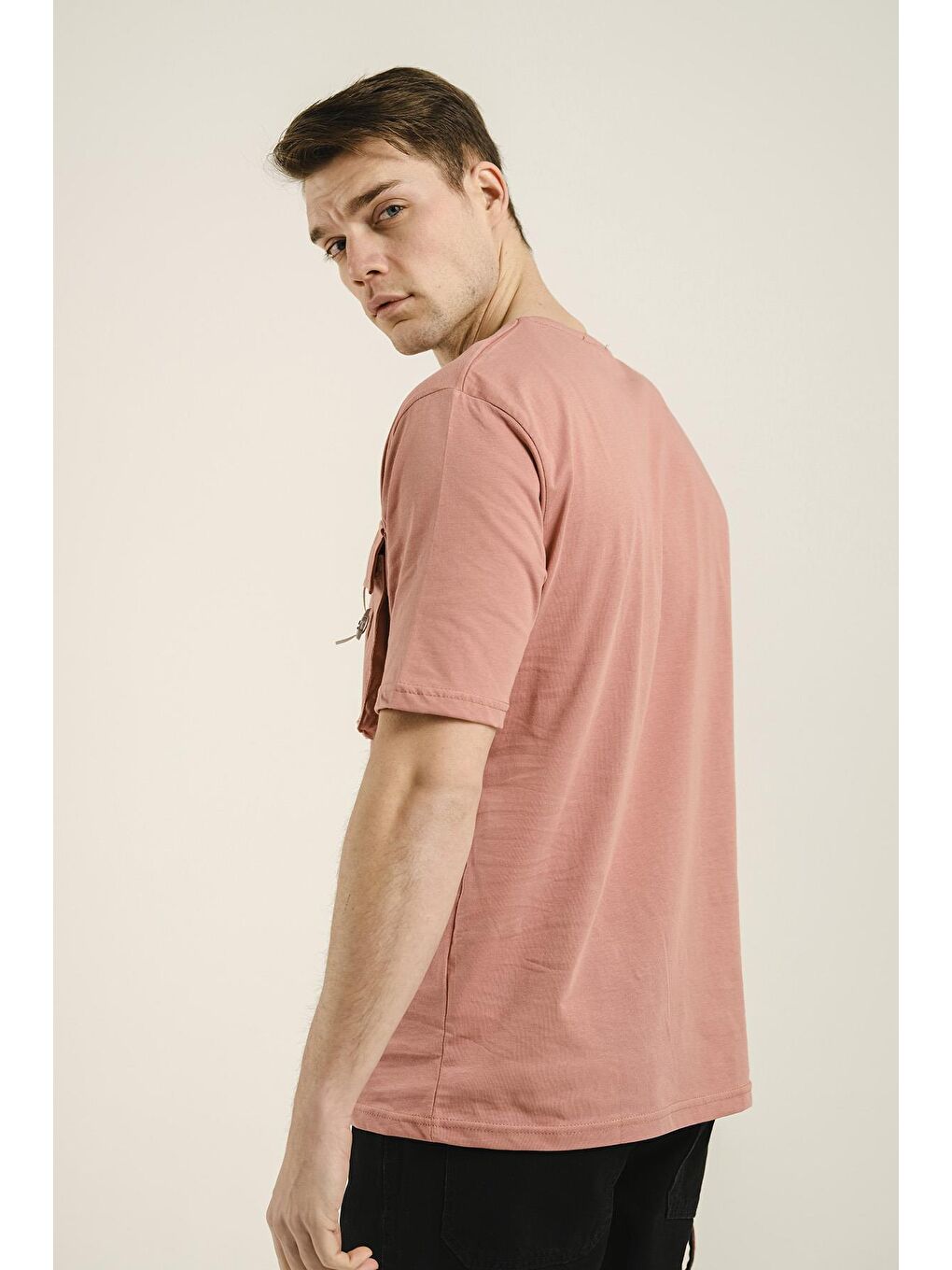 Pembe Körüklü Cep Detaylı Bisiklet Yaka Erkek Comfort Fit Tişört-2