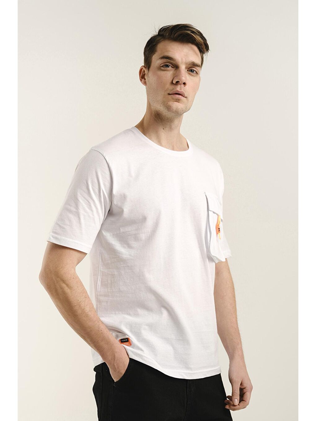 Beyaz Körüklü Cep Detaylı Bisiklet Yaka Erkek Comfort Fit Tişört