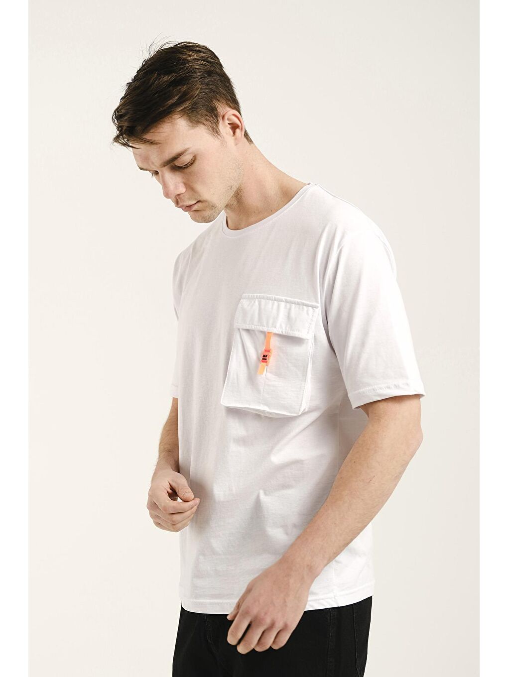 Beyaz Körüklü Cep Detaylı Bisiklet Yaka Erkek Comfort Fit Tişört-1