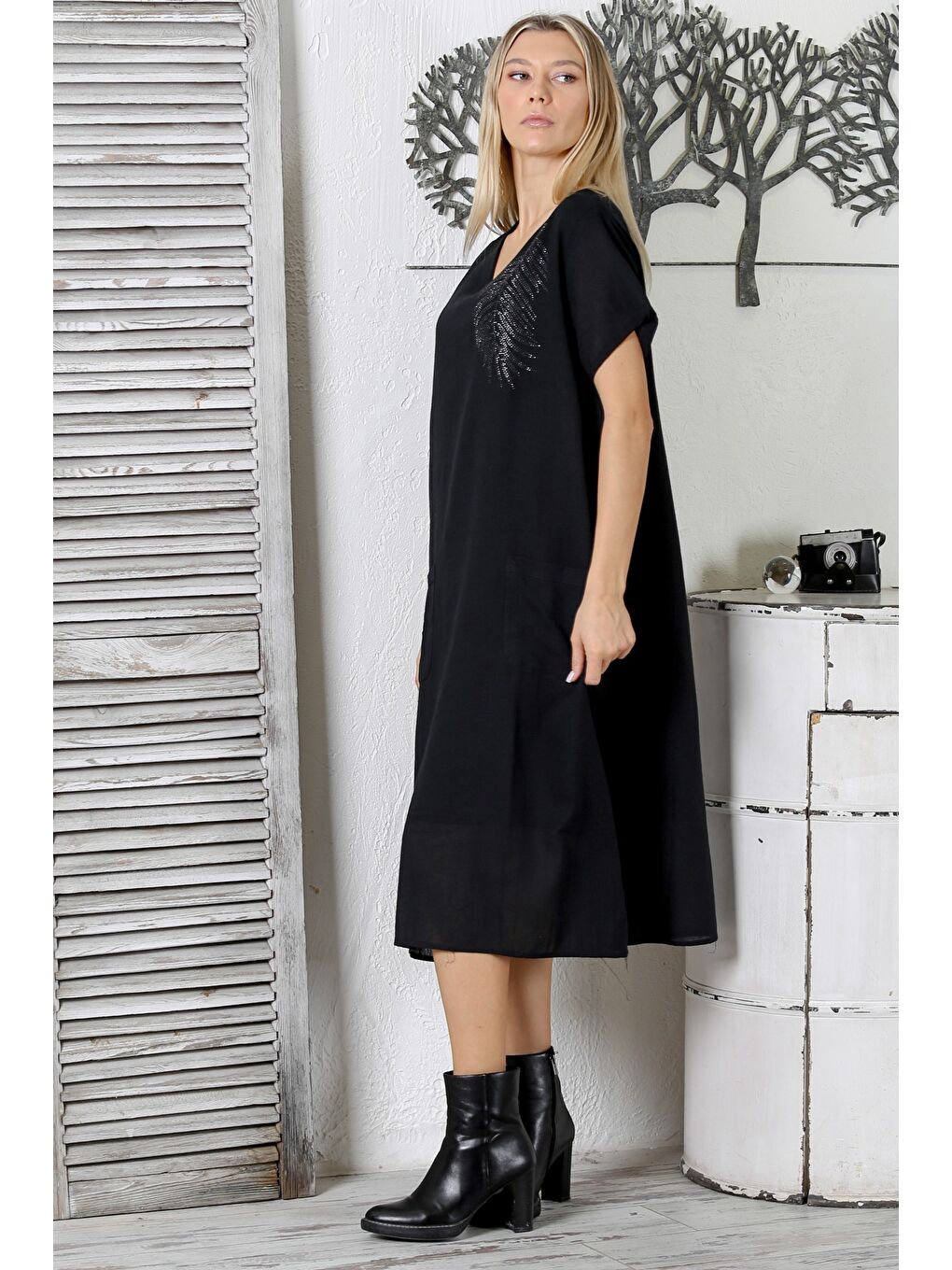 Siyah V Yaka Düşük Kol Astarlı Taşlı Baskılı Midi Boy Dokuma Regular Fit Elbise-1