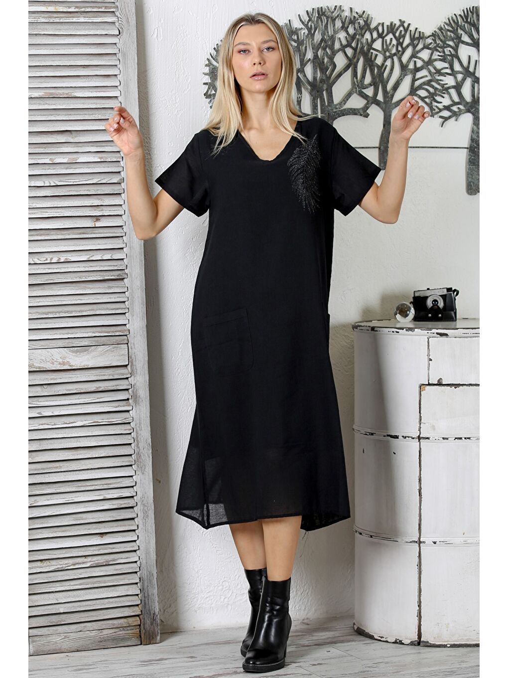 Siyah V Yaka Düşük Kol Astarlı Taşlı Baskılı Midi Boy Dokuma Regular Fit Elbise-2